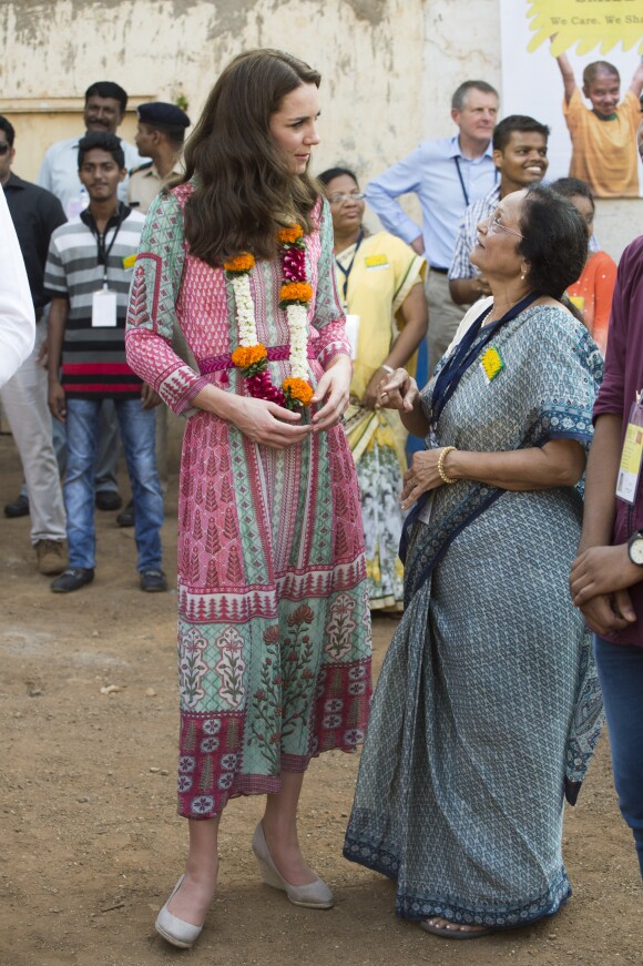 Kate Middleton en robe Anita Dongre visite le "Banganga Tank" à Bombay, en Inde, le 10 avril 2016.