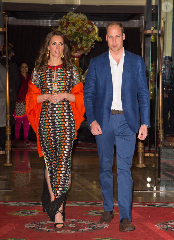 Kate Middleton et le prince William quittent l'hôtel Taj Tashi à Thimphou, pour se rendre au dîner privé avec le roi Jigme Khesar Namgyel Wangchuck et la reine Jetsun Pema, au palais Lingkana à Paro. Le 14 avril 2016
