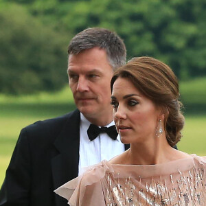 Kate Middleton en robe Jenny Packham à un dîner de gala de l'association "East Anglia's Children's Hospices'" à King's Lynn le 22 juin 2016.