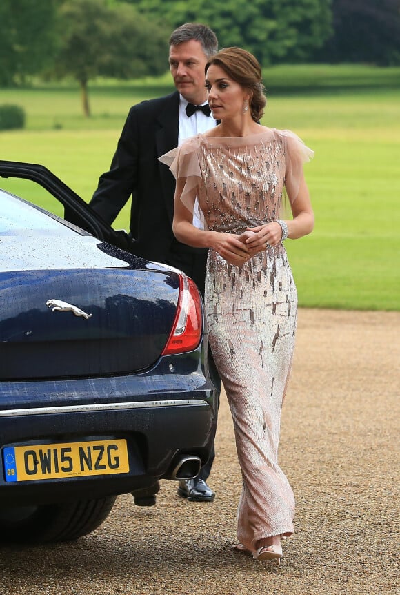 Kate Middleton en robe Jenny Packham à un dîner de gala de l'association "East Anglia's Children's Hospices'" à King's Lynn le 22 juin 2016.