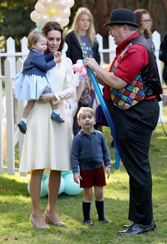 Kate Middleton, en robe See by Chloé, accompagnée de ses enfants, Georges et Charlotte, à une fête organisée pour les enfants dans les jardins de la Maison du Gouvernement à Victoria. Canada, le 29 septembre 2016.