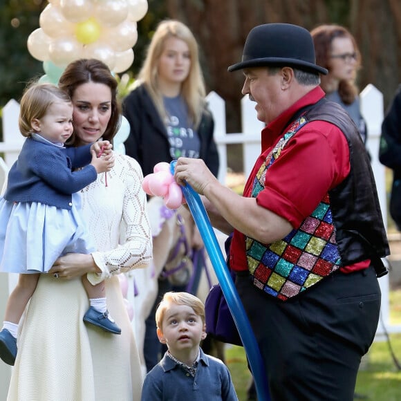 Kate Middleton, en robe See by Chloé, accompagnée de ses enfants, Georges et Charlotte, à une fête organisée pour les enfants dans les jardins de la Maison du Gouvernement à Victoria. Canada, le 29 septembre 2016.