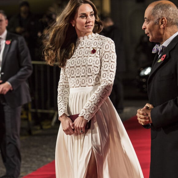 Kate Middleton, en robe Self Portrait, mécène pour l'association "Patron of Action on Addiction" rencontre les équipes de l'association dans le cadre du Recovery Street Film Festival à Londres, le 3 novembre 2016.