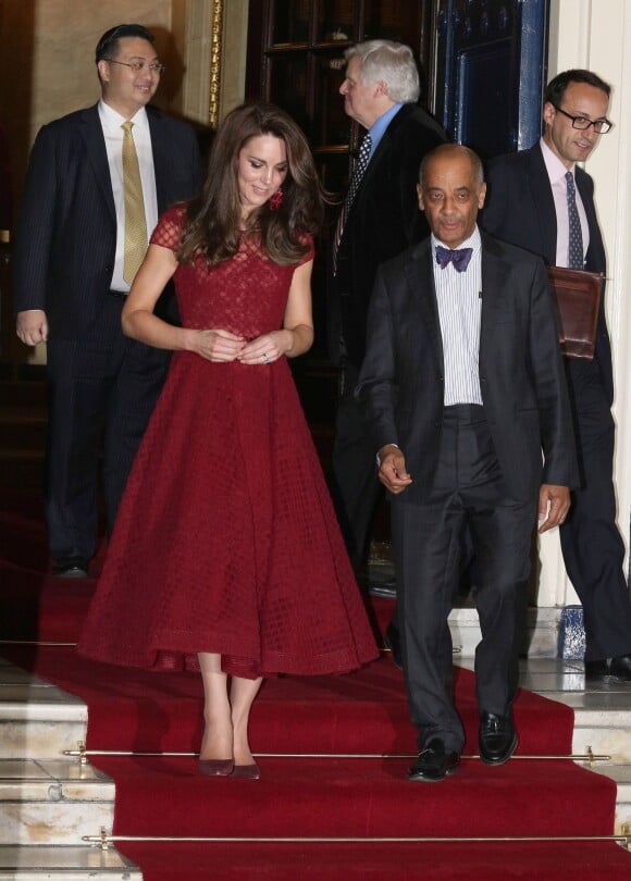 Kate Middleton, en robe Marchesa Notte, quitte le théâtre royal, où elle a assisté à la première de la comédie musicale "42nd Street", à Londres. Le 4 avril 2017