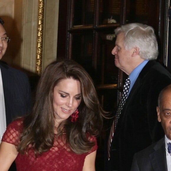 Kate Middleton, en robe Marchesa Notte, quitte le théâtre royal, où elle a assisté à la première de la comédie musicale "42nd Street", à Londres. Le 4 avril 2017