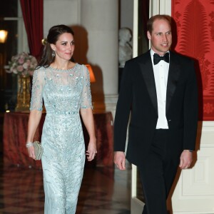 Kate Middleton, en robe Jenny Packham, lors du dîner donné par l'ambassadeur de Grande-Bretagne en France à la résidence de l'ambassadeur à Paris le 17 mars 2017. © Laurent Vu / Pool / Bestimage