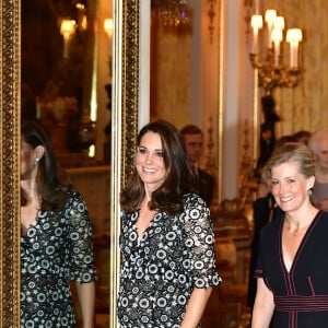 Kate Middleton, enceinte en robe Erdem, à la réception organisée pour célébrer le "Commonwealth Fashion Exchange" au Palais de Buckingham à Londres, le 19 février 2018.