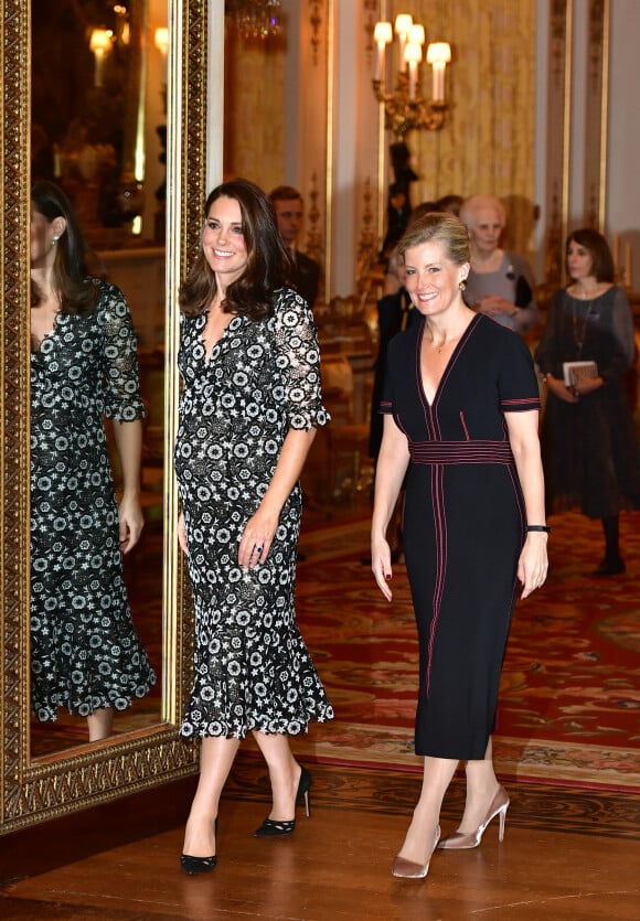 Kate Middleton, enceinte en robe Erdem, à la réception organisée pour célébrer le "Commonwealth Fashion Exchange" au Palais de Buckingham à Londres, le 19 février 2018.