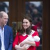 Kate Middleton, en robe Jenny Packham, présente son troisième enfant, le prince Louis, à l'hôpital St Mary's de Londres, le 23 avril 2018. 