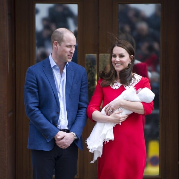 Kate Middleton, en robe Jenny Packham, présente son troisième enfant, le prince Louis, à l'hôpital St Mary's de Londres, le 23 avril 2018. 