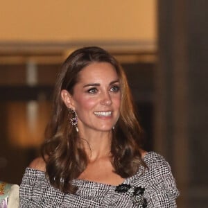 Kate Middleton, en robe Erdem, arrive au musée V&A à Londres pour l'ouverture du département de la photographie. Londres, le 10 octobre 2018.