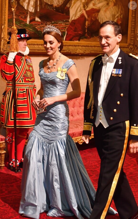 Kate Middleton en robe Alexander McQueen, à un banquet d'Etat au palais de Buckingham de Londres, le 23 octobre 2018.