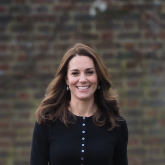 Kate Middleton, en jupe Emilia Wickstead, arrive à une fête de Noël pour le personnel de la RAF (Royal Air Force) à Londres le 4 décembre 2018.