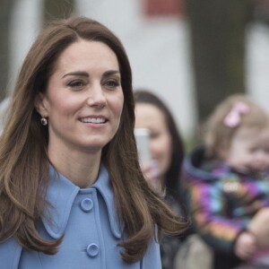 Kate Middleton, en manteau bleu Mulberry, à Ballymena en Irlande du Nord le 28 février 2019.