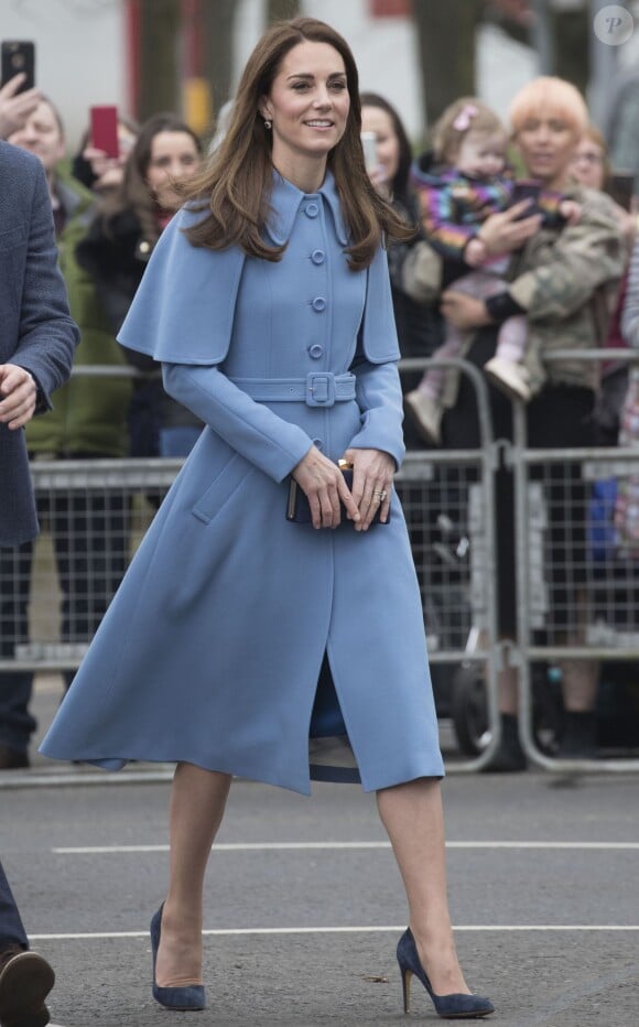 Kate Middleton, en manteau bleu Mulberry, à Ballymena en Irlande du Nord le 28 février 2019.