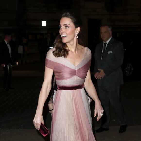 Kate Middleton en robe rose Gucci au dîner de gala "100 Women in Finance" au profit des écoles pour la santé mentale au Victoria and Albert Museum de Londres, Royaume Uni, le 13 février 2019.