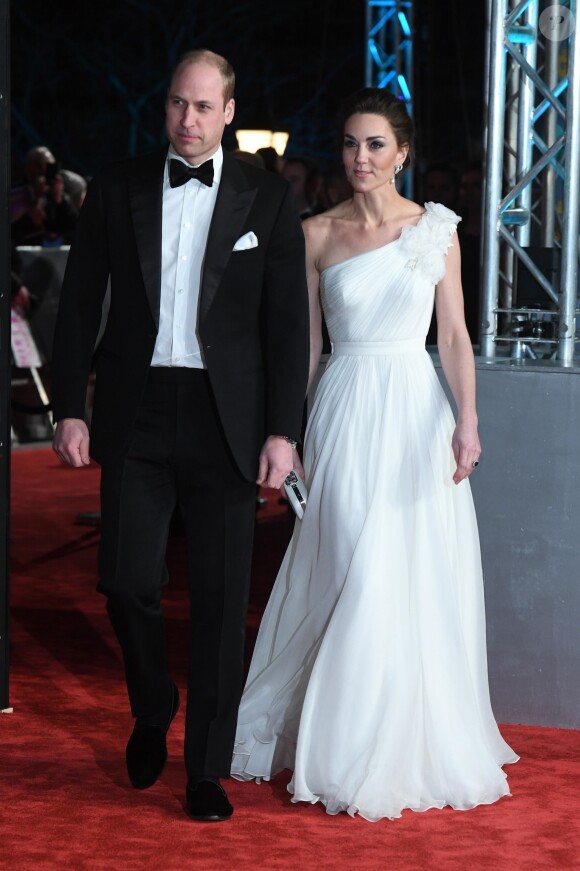 Kate Middleton en robe blanche Alexander McQueen à la 72ème cérémonie annuelle des BAFTA Awards (British Academy Film Awards 2019) au Royal Albert Hall à Londres, le 10 février 2019.