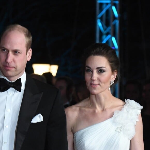 Kate Middleton en robe blanche Alexander McQueen à la 72ème cérémonie annuelle des BAFTA Awards (British Academy Film Awards 2019) au Royal Albert Hall à Londres, le 10 février 2019.