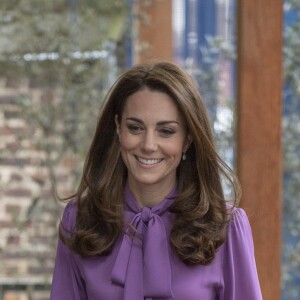 Kate Middleton, en blouse Gucci, en visite au centre pour enfants "Henry Fawcett" à Londres. Le 12 mars 2019