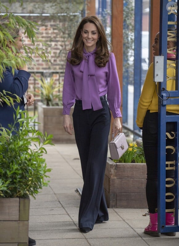 Kate Middleton, en blouse Gucci, en visite au centre pour enfants "Henry Fawcett" à Londres. Le 12 mars 2019