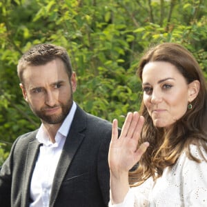 Kate Middleton (en top M.i.h Jeans et pantalon Massimo Dutti) visite le RHS Chelsea Flower Show à Londres. Le 19 mai 2019.