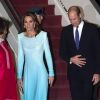 Kate Middleton (en robe Catherine Walker) et le prince William arrivent sur la base aérienne Nur Khande à Rawalpindi dans le cadre de leur visite officielle de cinq jours au Pakistan.