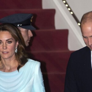 Kate Middleton (en robe Catherine Walker) et le prince William arrivent sur la base aérienne Nur Khande à Rawalpindi dans le cadre de leur visite officielle de cinq jours au Pakistan.