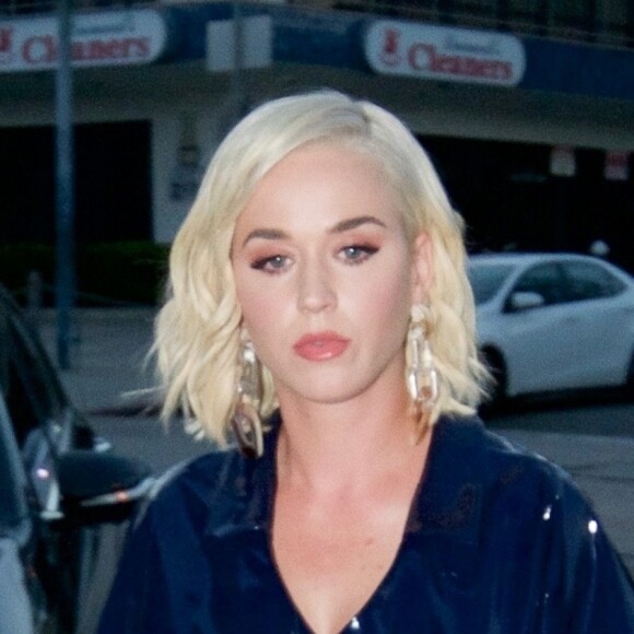 Katy Perry est allée diner avec un ami au restaurant Craig's dans le quartier de West Hollywood à Los Angeles, le 18 juillet 2019.