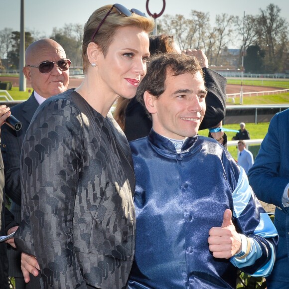 Le jockey vainqueur Renan Thomas et la princesse Charlène de Monaco - La princesse Charlène de Monaco assiste au premier "Charity Mile" - une course hippique caritative rebaptisée Prix princesse Charlène de de Monaco à l'hippodrome de la Côte d'Azur de Cagnes-sur-mer le 25 février 2017 © Michael Alesi / Bestimage