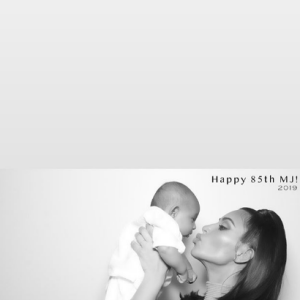 Kim Kardashian et son fils Psalm (2 mois) sur Instagram.