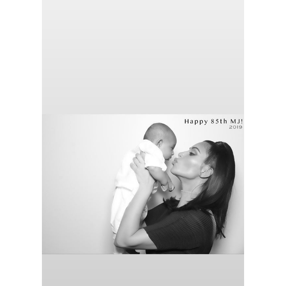 Kim Kardashian et son fils Psalm (2 mois) sur Instagram.