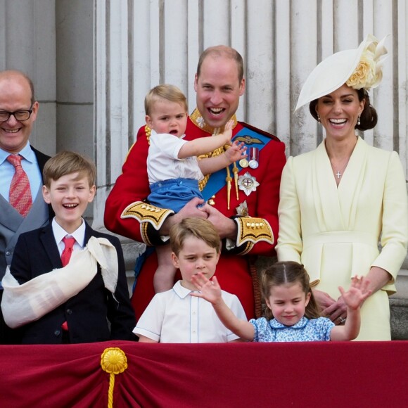 Le prince William, duc de Cambridge, et Catherine (Kate) Middleton, duchesse de Cambridge, le prince George de Cambridge, la princesse Charlotte de Cambridge, le prince Louis de Cambridge - La famille royale au balcon du palais de Buckingham lors de la parade Trooping the Colour 2019, célébrant le 93ème anniversaire de la reine Elisabeth II, Londres, le 8 juin 2019.