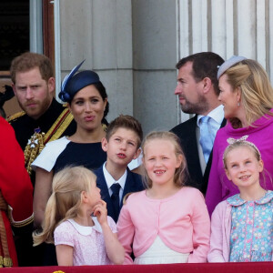 Le prince Harry, duc de Sussex, et Meghan Markle, duchesse de Sussex, Savannah Phillips, Isla Phillips, Estella Taylor Eloise, James Mountbatten-Windsor, vicomte Severn - La famille royale au balcon du palais de Buckingham lors de la parade Trooping the Colour 2019, célébrant le 93ème anniversaire de la reine Elisabeth II, Londres, le 8 juin 2019.