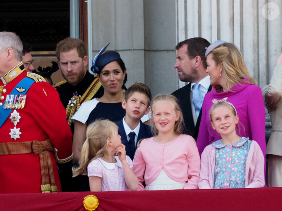 Le prince Harry, duc de Sussex, et Meghan Markle, duchesse de Sussex, Savannah Phillips, Isla Phillips, Estella Taylor Eloise, James Mountbatten-Windsor, vicomte Severn - La famille royale au balcon du palais de Buckingham lors de la parade Trooping the Colour 2019, célébrant le 93ème anniversaire de la reine Elisabeth II, Londres, le 8 juin 2019.