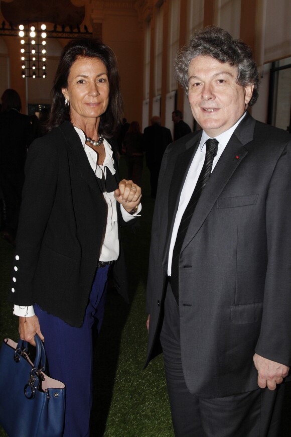 Thierry Breton et sa femme Valérie lors du vernissage de l'exposition de Daniel Buren "Excentriques", à Paris, le 9 mai 2012.