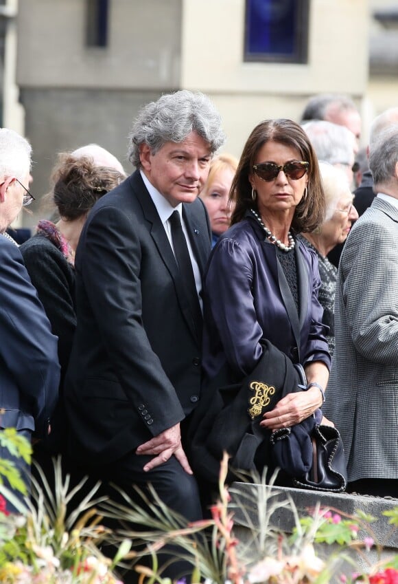 Thierry Breton et sa femme - Obseques de Antoine Veil au cimetiere du Montparnasse a Paris. Le 15 avril 2013.