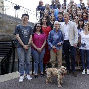 Le prince Harry, duc de Sussex, s'entretient avec le Dr Jane Goodal dans le cadre se son programme Roots & Shoots Global Leadership au chateau de Windsor dans le Berkshire, le 23 juillet 2019.  The Duke of Sussex with Dr Jane Goodall pose for a photograph with Bella the Cockapoo and young people at Dr Jane Goodall Roots & Shoots Global Leadership Meeting at Windsor Castle in Berkshire. Windsor, July 23rd 2019.23/07/2019 - Windsor