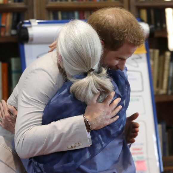 Le prince Harry, duc de Sussex, s'entretient avec le Dr Jane Goodal dans le cadre se son programme Roots & Shoots Global Leadership au chateau de Windsor dans le Berkshire, le 23 juillet 2019.  The Duke of Sussex hugs Dr Jane Goodall as he attends her Roots & Shoots Global Leadership Meeting at Windsor Castle in Berkshire. Windsor, July 23rd 2019.23/07/2019 - Windsor