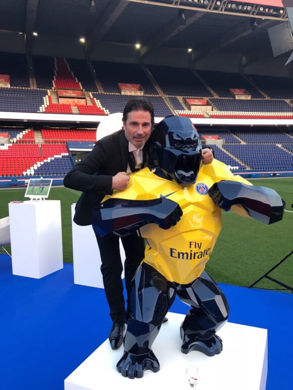 Exclusif - Richard Orlinski pose avec le Wild Kong PSG - 5ème dîner de gala de la fondation Paris Saint-Germain au parc des Princes à Paris, France, le 15 mai 2018. © Rachid Bellak/Bestimage