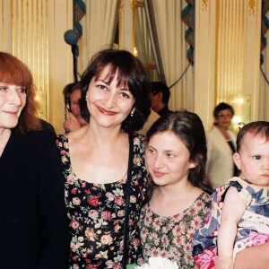Sonia Rykiel, sa fille Nathalie Rykiel et sa petite-fille Salomé à Paris. Juin 1993.