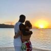 Paul Pogba et Maria Salaues devant un coucher de soleil géolocalisé à Bora Bora : photo publiée par Maria en juillet 2019 alors qu'elle se languissait de retrouver Paul, parti en tournée en Asie avec Manchester United.