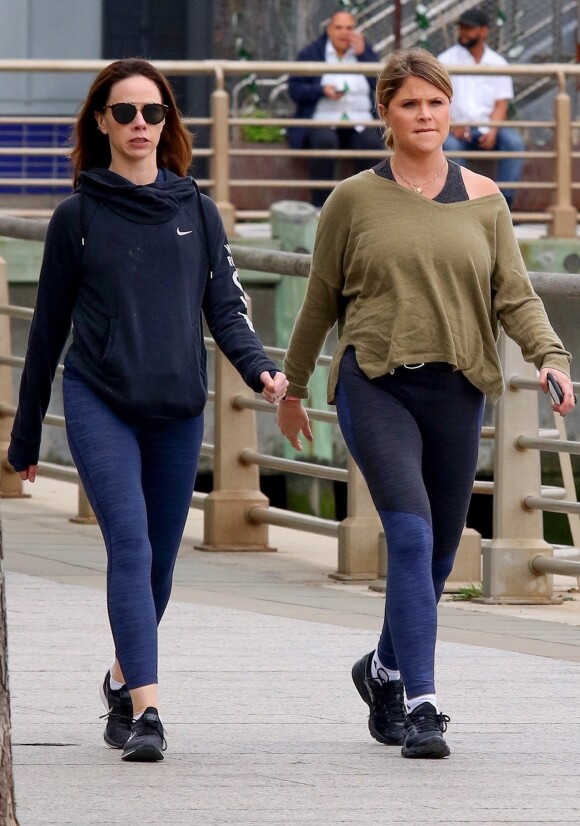 Jenna Bush, enceinte, et sa soeur Barbara Pierce Bush, se promènent à New York, le 9 mai 2019.
