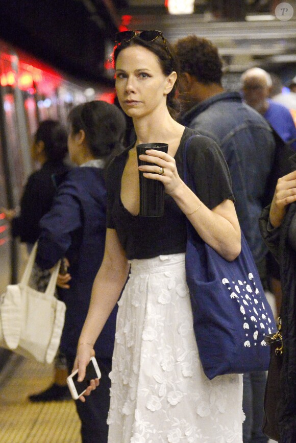 Exclusif - Barbara Bush Coyne attend le métro à New York le 9 mai 2019.