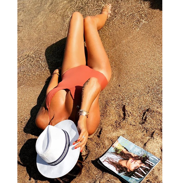 Karine Ferri s'affiche sensuelle et divine en maillot de bain à la plage, le 29 juillet 2019 sur Instagram.