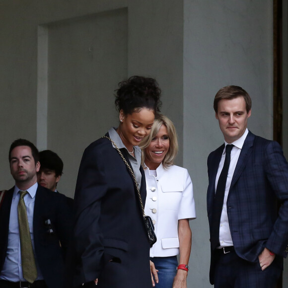 Brigitte Macron (Trogneux) raccompagne la chanteuse Rihanna sur le perron du palais de l'Elysée, où elle a été reçue par le président, à Paris, le 26 juillet 2017 © Stéphane Lemouton / Bestimage