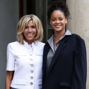 Brigitte Macron (Trogneux) raccompagne la chanteuse Rihanna sur le perron du palais de l'Elysée, où elle a été reçue par le président, à Paris, le 26 juillet 2017 © Stéphane Lemouton / Bestimage