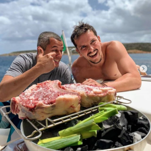 Laury Thilleman et Juan Arbelaez amoureux au sud de la Corse fin juillet 2019.