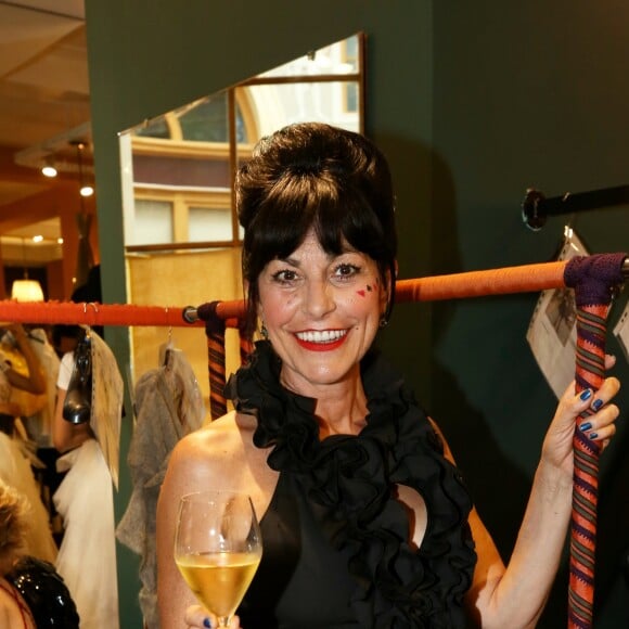 Exclusif - Lio en backstage du défilé de la styliste Nathalie Garçon pour l'association "Over fifty...et alors" à la galerie Vivienne à Paris le 17 juin 2019. C'est sous les ors de la galerie Vivienne que la styliste Nathalie Garçon, initiatrice de l'association "Over fifty...et alors", a organisé un défilé de mode afin de faire évoluer la visibilité et le regard porté sur les femmes de plus de cinquante ans. © Dominique Jacovides / Bestimage