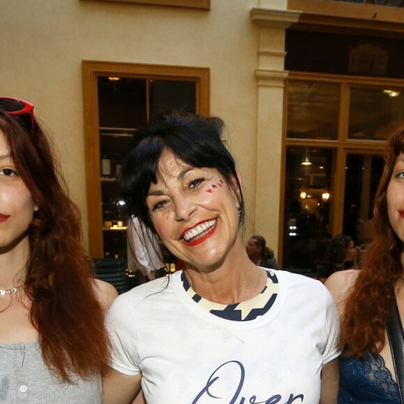 Exclusif - Lio entourée de ses filles jumelles Garance et Léa en backstage du défilé de la styliste Nathalie Garçon pour l'association "Over fifty...et alors" à la galerie Vivienne à Paris le 17 juin 2019. C'est sous les ors de la galerie Vivienne que la styliste Nathalie Garçon, initiatrice de l'association "Over fifty...et alors", a organisé un défilé de mode afin de faire évoluer la visibilité et le regard porté sur les femmes de plus de cinquante ans. © Dominique Jacovides / Bestimage