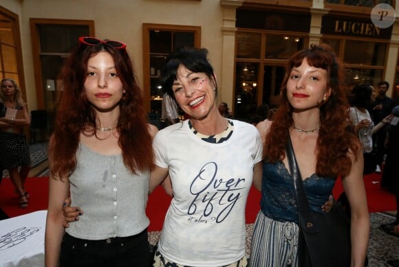 Exclusif - Lio entourée de ses filles jumelles Garance et Léa en backstage du défilé de la styliste Nathalie Garçon pour l'association "Over fifty...et alors" à la galerie Vivienne à Paris le 17 juin 2019. C'est sous les ors de la galerie Vivienne que la styliste Nathalie Garçon, initiatrice de l'association "Over fifty...et alors", a organisé un défilé de mode afin de faire évoluer la visibilité et le regard porté sur les femmes de plus de cinquante ans. © Dominique Jacovides / Bestimage